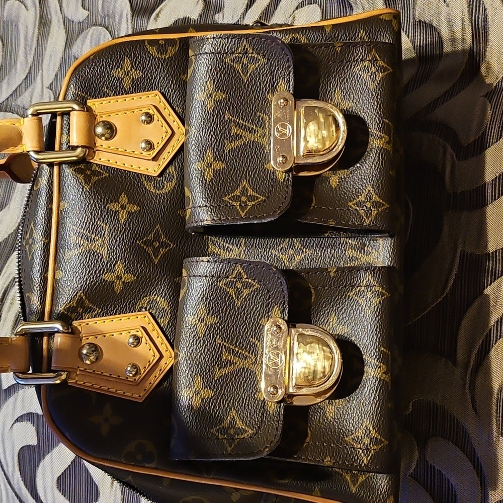 Louis Vuitton- Authentic Manhattan PM Purse